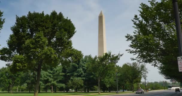 Un colpo stabilente di traffico che passa vicino alla base del memoriale di Washington a Washington, DC
. - Filmati, video