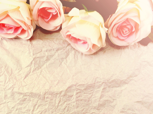 フィルター色とコピーのためのスペースと紙テクスチャ背景に美しいバラの花 - 写真・画像
