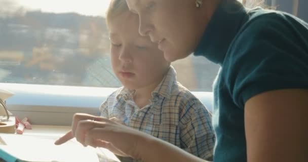 Madre e Hijo Pasando el Tiempo en Tren con Tablet PC
 - Imágenes, Vídeo