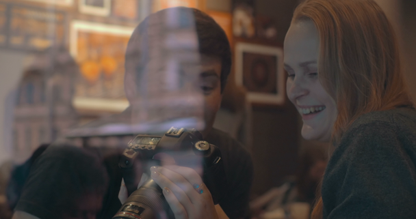 Femme avec caméra prenant des photos d'un homme dans un café
 - Séquence, vidéo