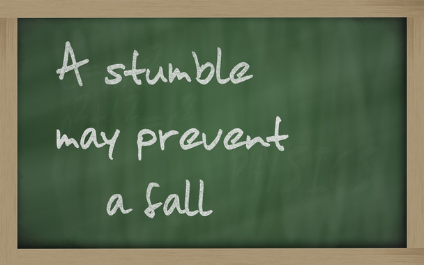 " Een struikelen kan een val voorkomen "geschreven op een Blackboard - Foto, afbeelding