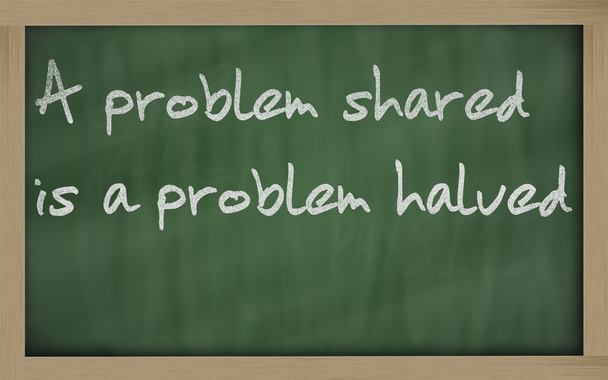" Um problema compartilhado é um problema reduzido para metade "escrito em um quadro-negro
 - Foto, Imagem