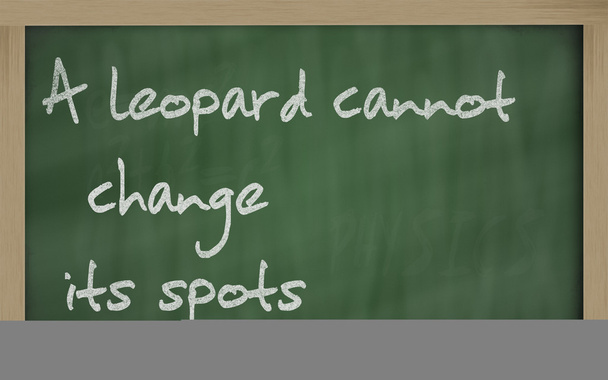 " Μια λεοπάρδαλη δεν μπορεί να αλλάξει τα σημεία της "γραμμένο σε έναν μαυροπίνακα - Φωτογραφία, εικόνα