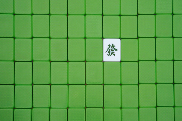 Закрытые кирпичи маджонг с одним открытым
 - Фото, изображение