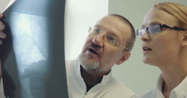 Due medici discutono un'immagine a raggi X
 - Filmati, video