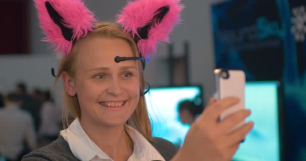 Frau mit Neuroohren macht Selfie - Filmmaterial, Video