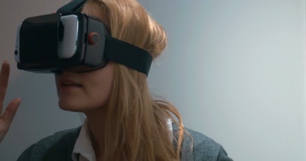 Γυναίκα σε γυαλιά εικονικής πραγματικότητας - Πλάνα, βίντεο
