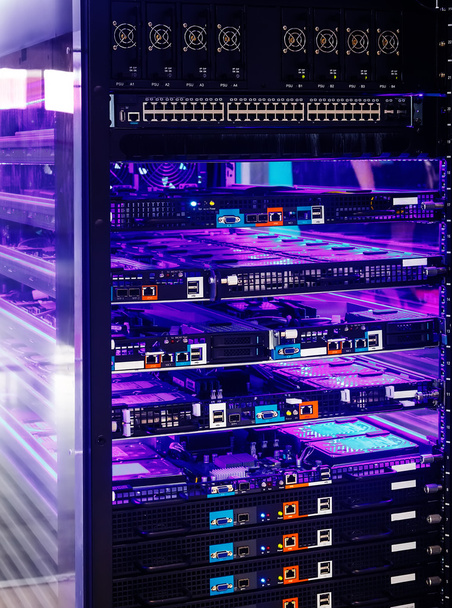 Server und Disk Array innen mit blauer Hintergrundbeleuchtung - Foto, Bild