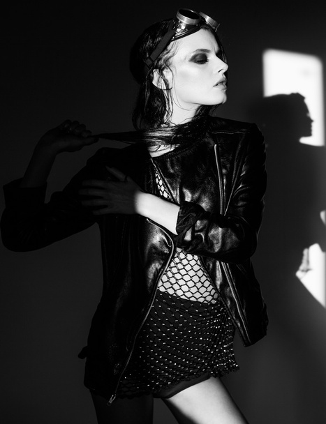 Сексуальна жінка модель одягнена панк
 - Фото, зображення