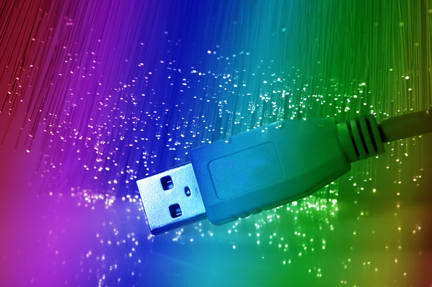 Enchufes USB de primer plano con fondo de fibra óptica
 - Foto, imagen