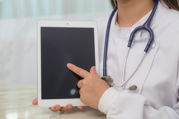 tabletta tablettát használó orvos - Fotó, kép