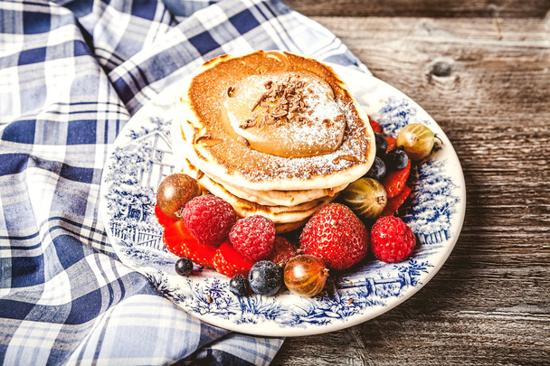 pancakes with fresh summer berries - Фото, зображення