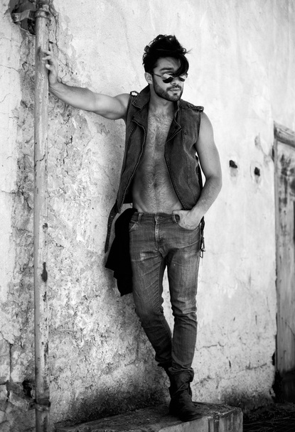 Pohledný muž model oblečený punk - Fotografie, Obrázek