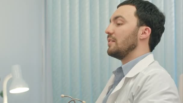 Hospital: Doctor Checks Heartbeat - Filmmaterial, Video