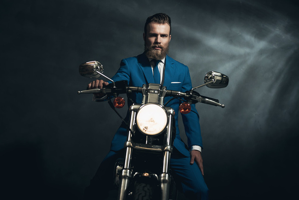 Hombre de negocios guapo en una moto
 - Foto, Imagen