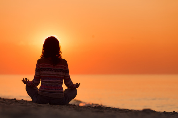 Silhouette de femme en position de méditation de lotus de yoga devant s
 - Photo, image
