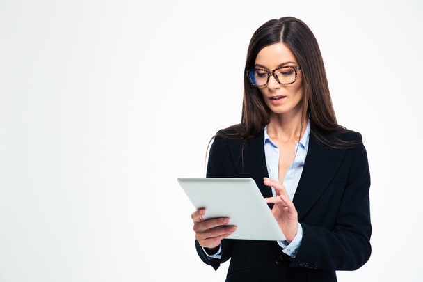 Businesswoman using tablet computer - Foto, Imagen