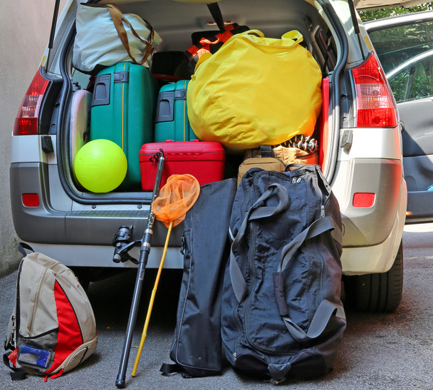 Чемоданы и багаж в семейном автомобиле
 - Фото, изображение