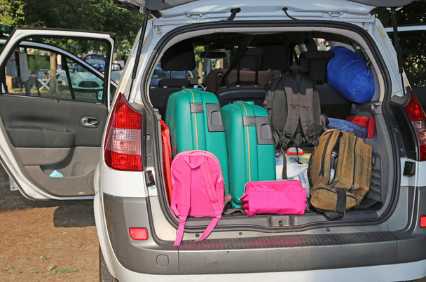 Чемоданы и багаж в семейном автомобиле
 - Фото, изображение