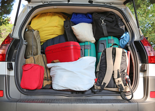 Voiture surchargée de valises pour les voyages en famille
 - Photo, image