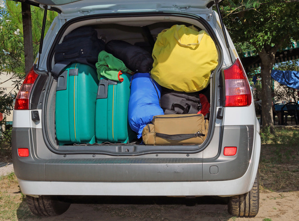 Gepäck und Koffer bei der Abreise in den Familienurlaub - Foto, Bild