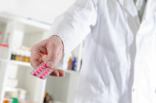 Doctor mostrando una ampolla de pastillas
 - Foto, imagen