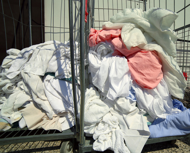 Pilha de roupa suja na lavanderia industrial
 - Foto, Imagem