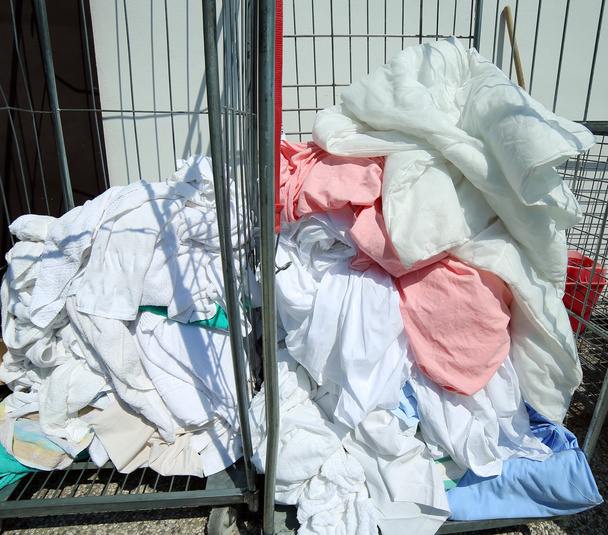 Montón de ropa sucia en la lavandería industrial
 - Foto, imagen