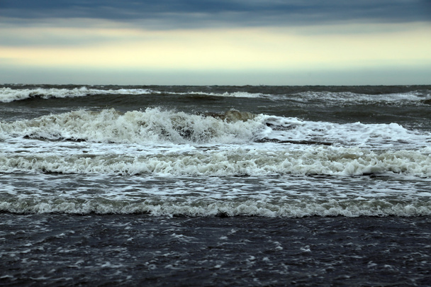 zee zeer ruwe en onrustig na de storm - Foto, afbeelding