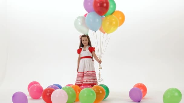 κορίτσι με πολύχρωμα μπαλόνια - Πλάνα, βίντεο