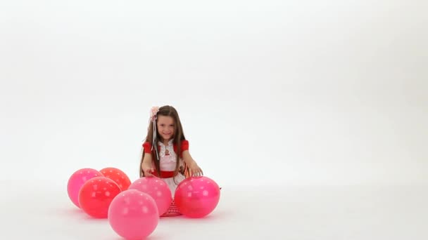 девушка играет с воздушными шарами - Кадры, видео