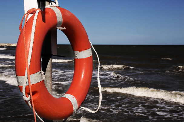 水泳選手を救うためにロープでオレンジ色のジャケット - 写真・画像