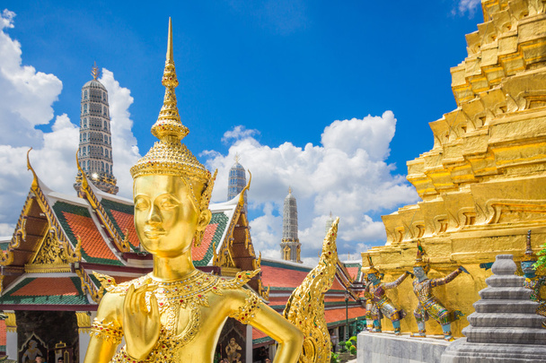 Buda heykeli Grand palace de calles Wat Phra Kaew Bangk içinde - Fotoğraf, Görsel