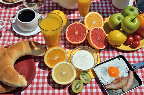 Круассаны и яйца на завтрак
 - Фото, изображение
