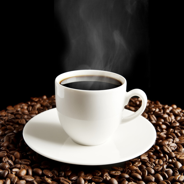 Taza de café con neblina y granos de café en negro
 - Foto, imagen