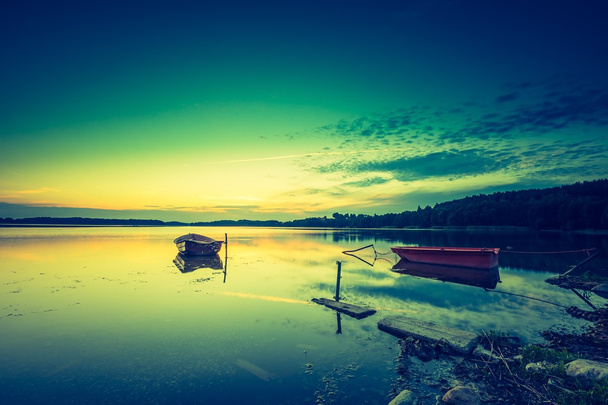 Красивое озеро на закате - Фото, изображение