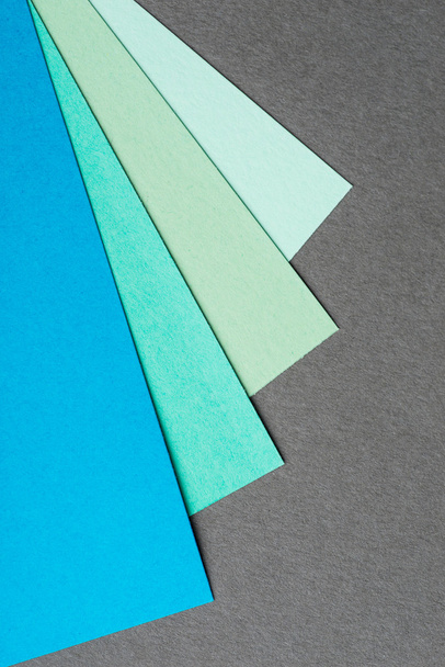 Sininen ja vihreä väri paperilevyt harmaalla taustalla
 - Valokuva, kuva