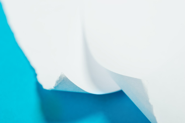Φύλλα χαρτί λευκό χρώμα πάνω από το μπλε φόντο - Φωτογραφία, εικόνα