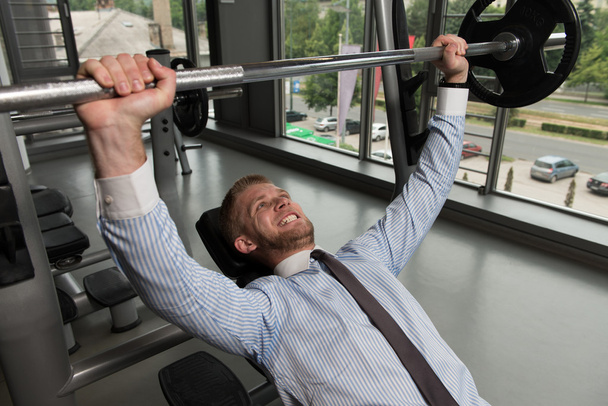 Healthy Young Businessman Doing Bench Press Exercise - Foto, immagini