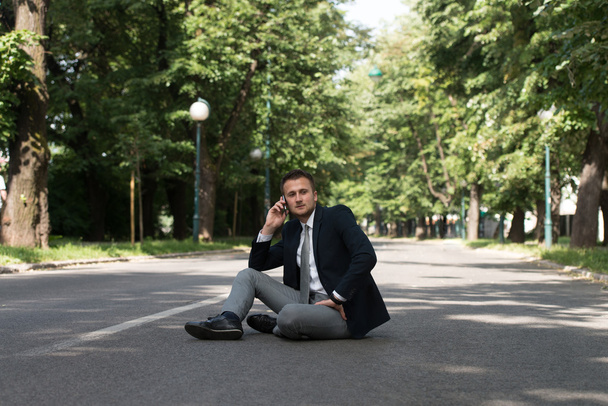 Businessman Talking On Telephone Outdoors In Park - Foto, immagini