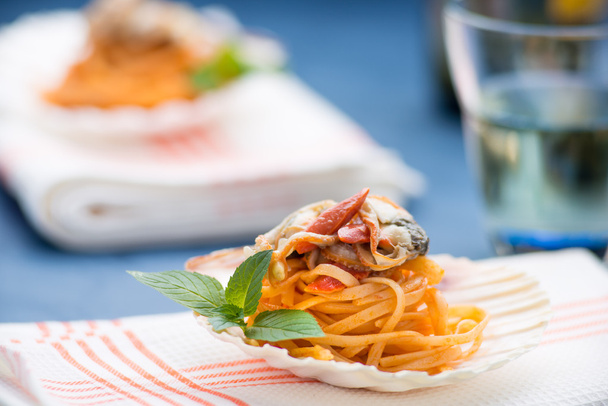 Espaguetis con mariscos en cáscara
 - Foto, Imagen