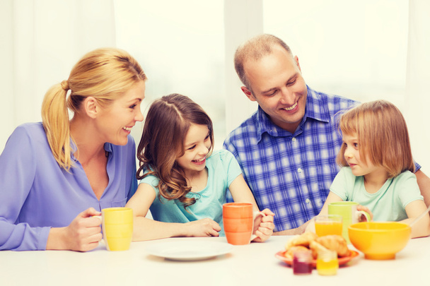 Щаслива сім'я з двома дітьми зі сніданком
 - Фото, зображення