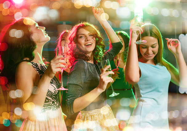 smiling friends with glasses of champagne in club - Zdjęcie, obraz
