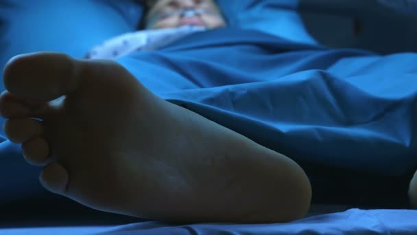 Arts elektrische schokken met defibrillator geven stervende man die ligt in een ziekenhuisbed om te proberen om te doen herleven van hem - Video