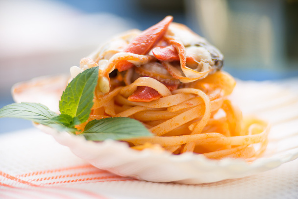 Espaguetis con mariscos en cáscara
 - Foto, Imagen