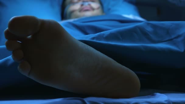 Patiënt in een ziekenhuisbed liggen - Video