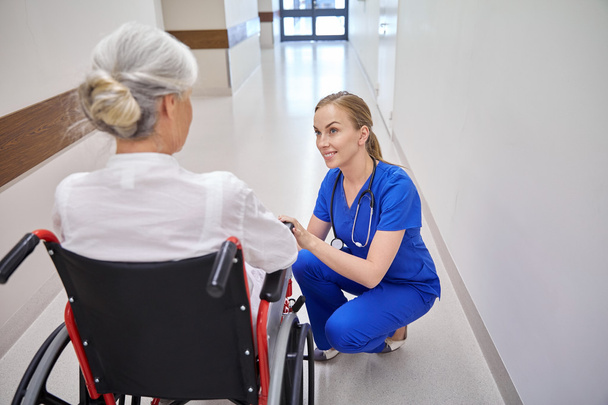 Krankenschwester mit Seniorin im Rollstuhl im Krankenhaus - Foto, Bild