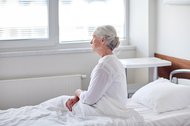 senior woman patient lying in bed at hospital ward - Foto, Imagem