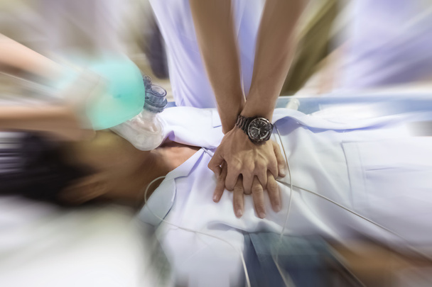 Lääkintäryhmä elvyttää potilaan sairaalassa, CPR Cardiopul
 - Valokuva, kuva