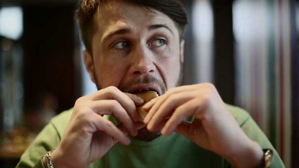 Человек ест гамбургер
 - Кадры, видео